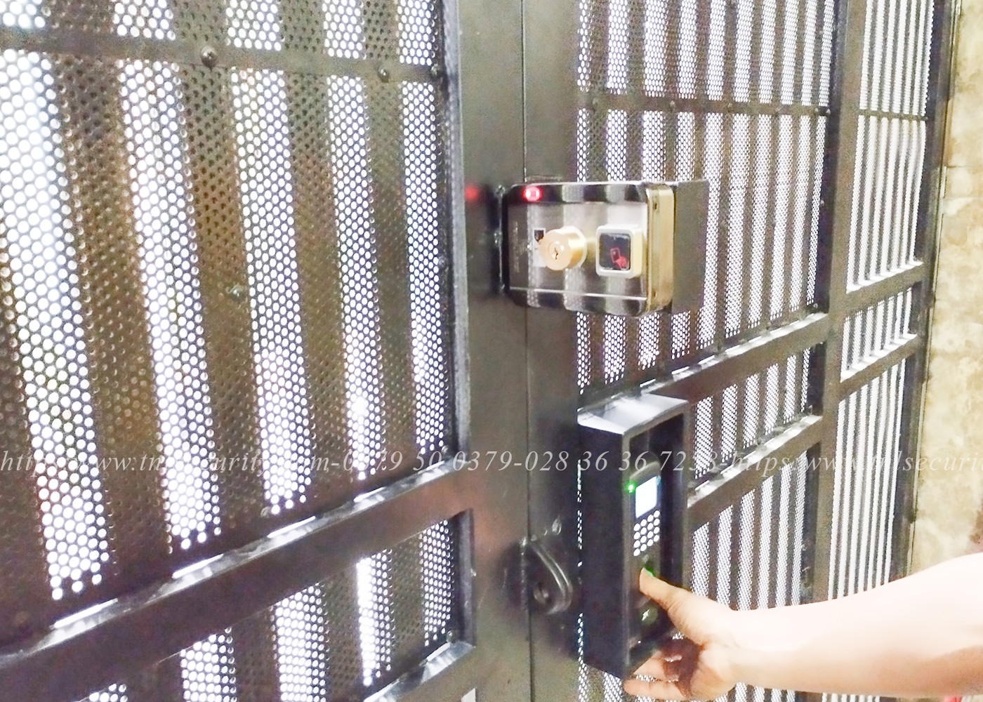 Lap-dat-khoa-van-tay-cua-sat-tai-HO-Thi-Ky-Quan-10